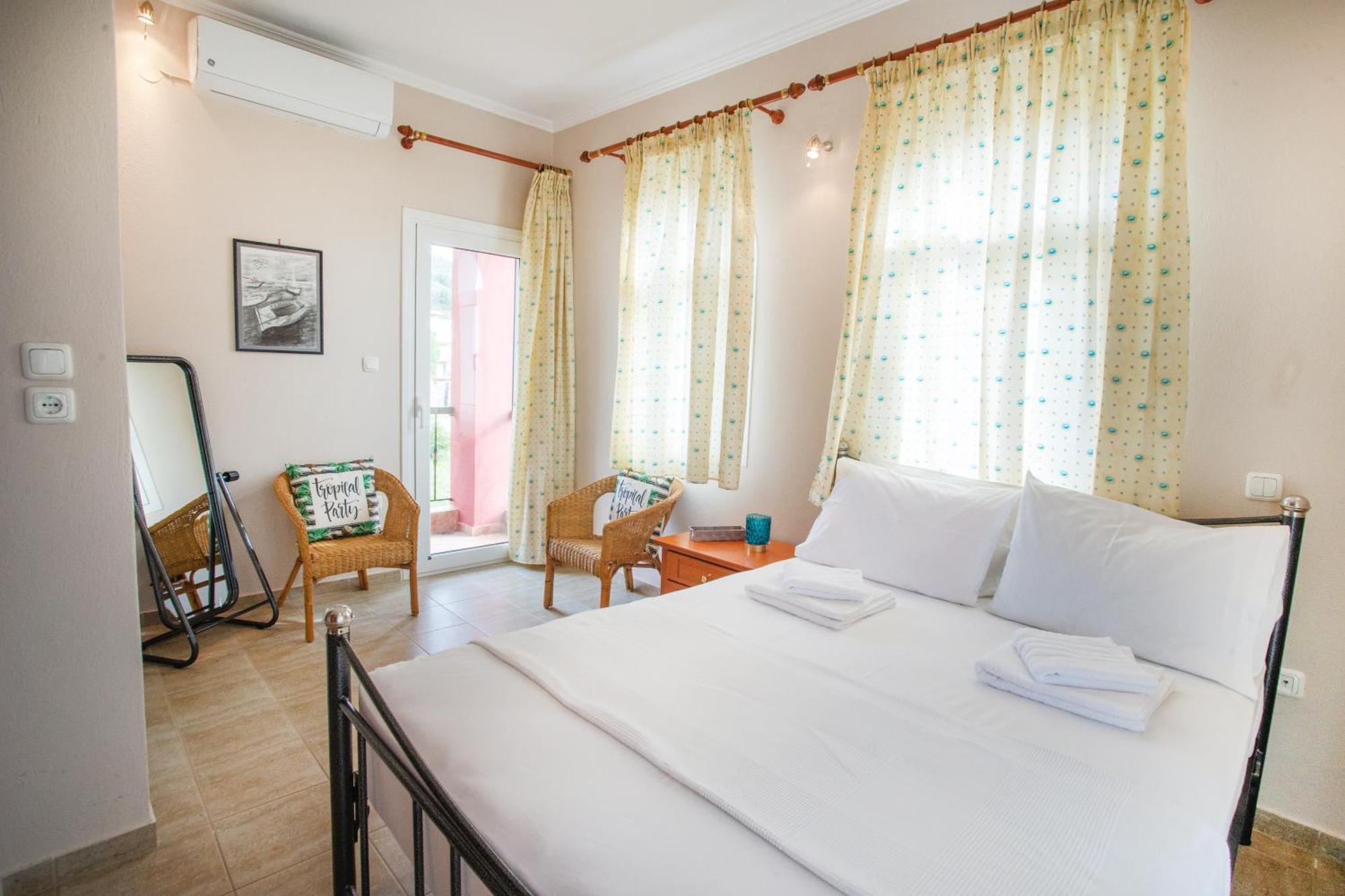 Private 6-Bdrm Villa With Garden 150M To Beach 帕拉迪索 外观 照片