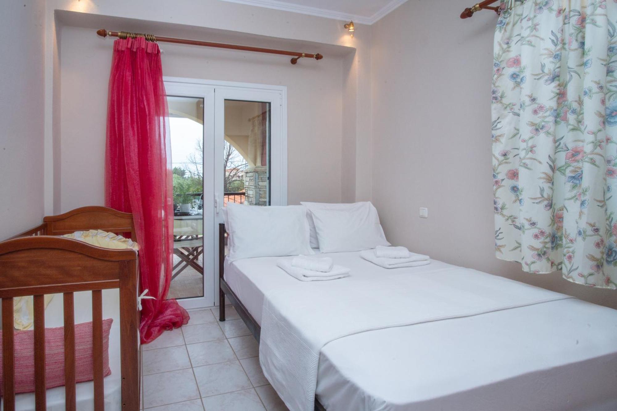 Private 6-Bdrm Villa With Garden 150M To Beach 帕拉迪索 外观 照片