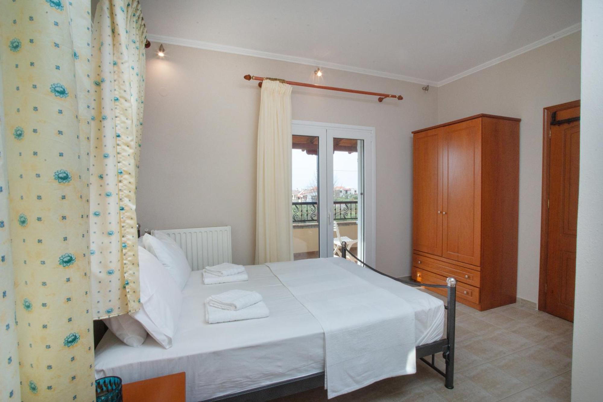 Private 6-Bdrm Villa With Garden 150M To Beach 帕拉迪索 外观 照片