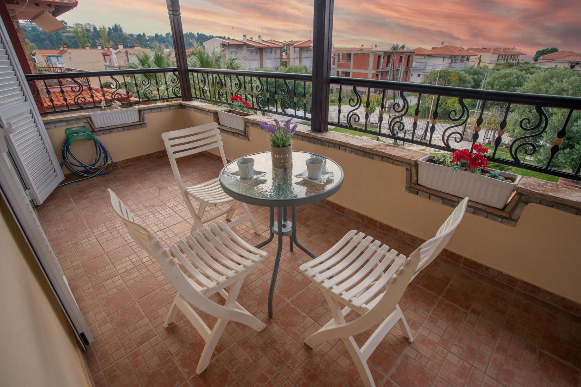 Private 6-Bdrm Villa With Garden 150M To Beach 帕拉迪索 外观 照片