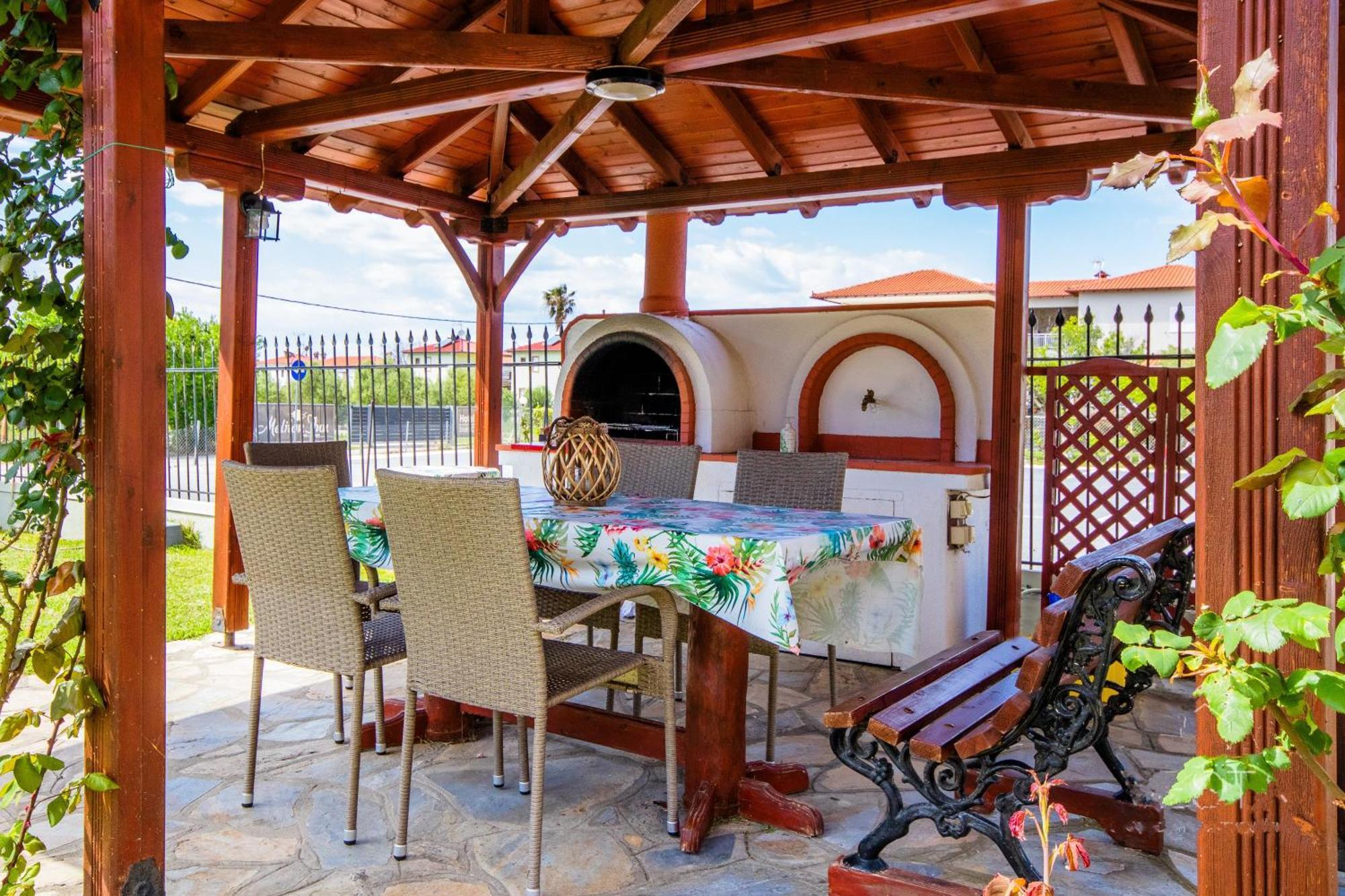 Private 6-Bdrm Villa With Garden 150M To Beach 帕拉迪索 外观 照片