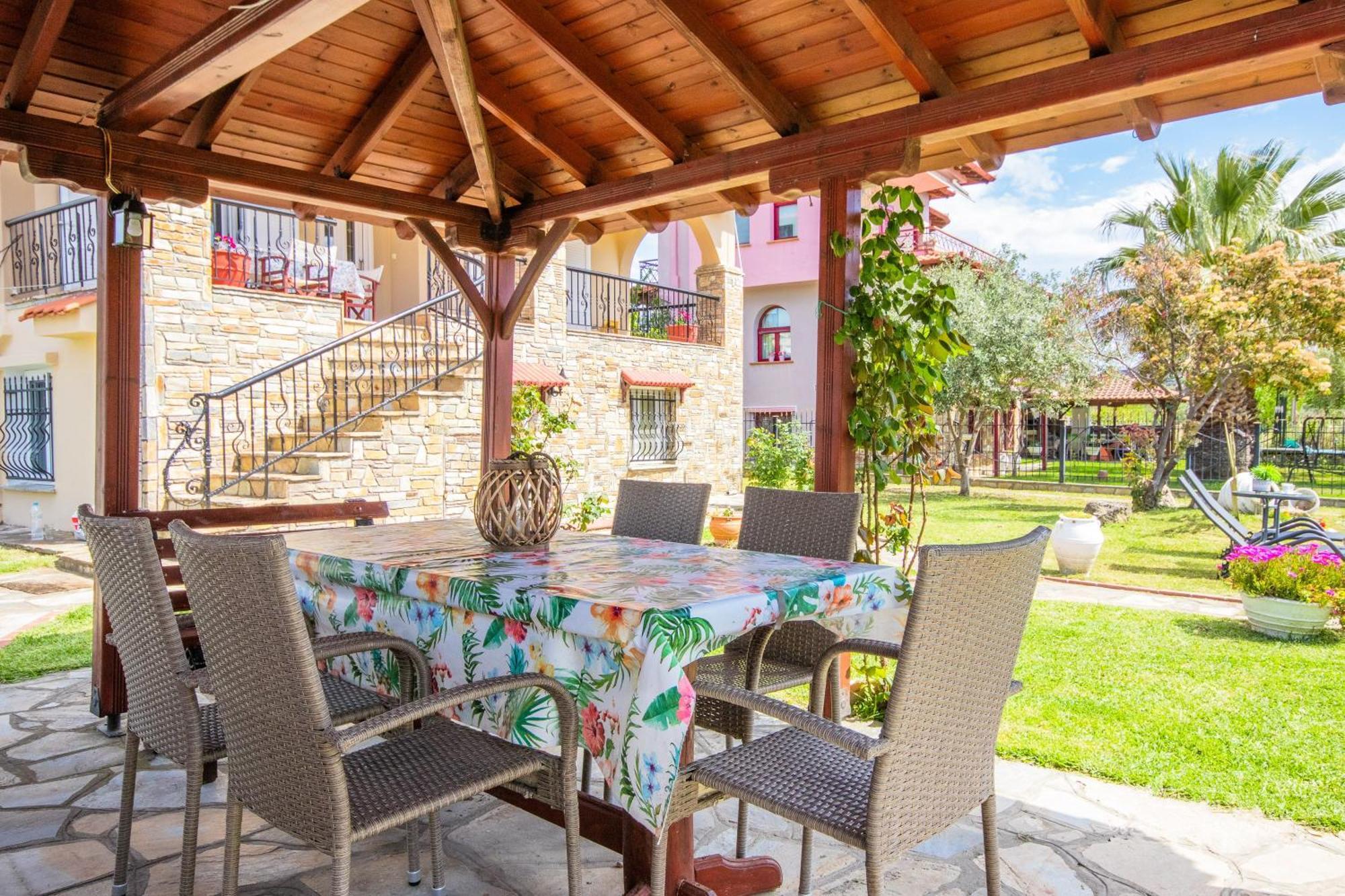 Private 6-Bdrm Villa With Garden 150M To Beach 帕拉迪索 外观 照片
